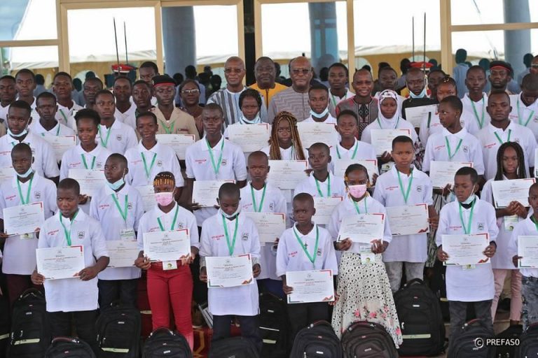 Journée de l’excellence scolaire : 99 lauréats récompensés par le président du Faso