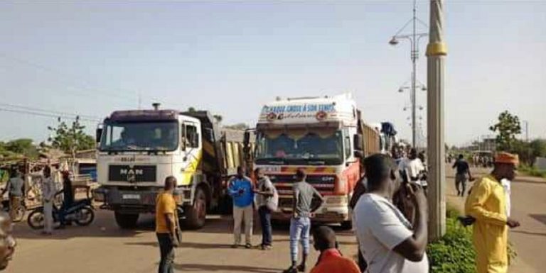 Litige foncier à  Komsilga : En colère, des riverains barricadent la RN6