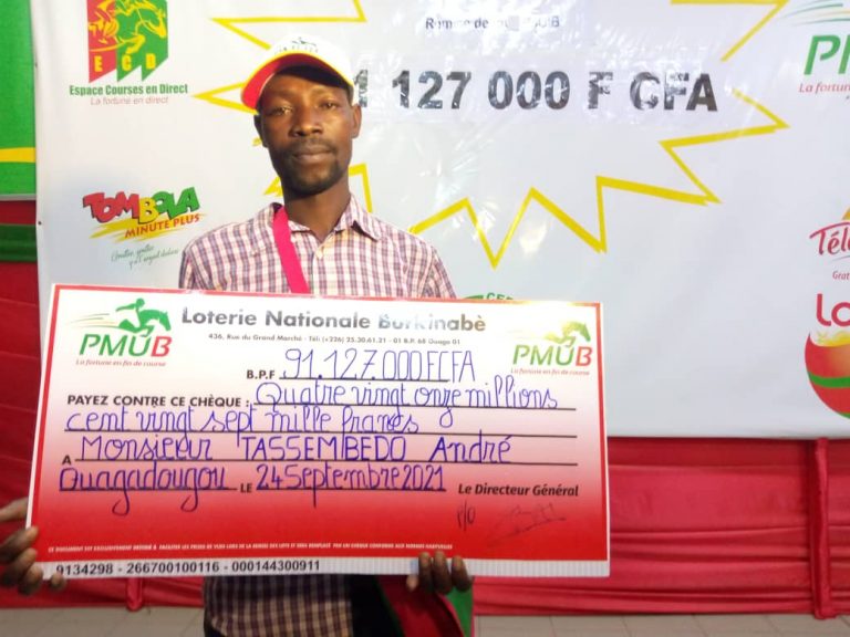 PMUB : André Tassembédo reçoit son chèque de plus de 91 millions FCFA.