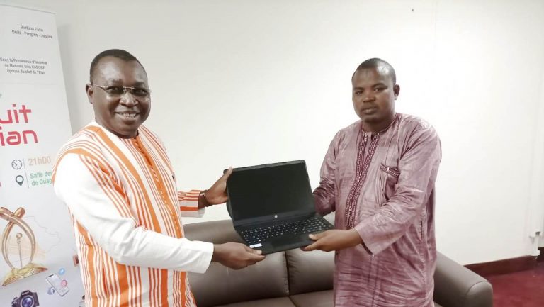 Province du Soum : Le ministre Ousseni Tamboura fait don d’ordinateurs au CILDES