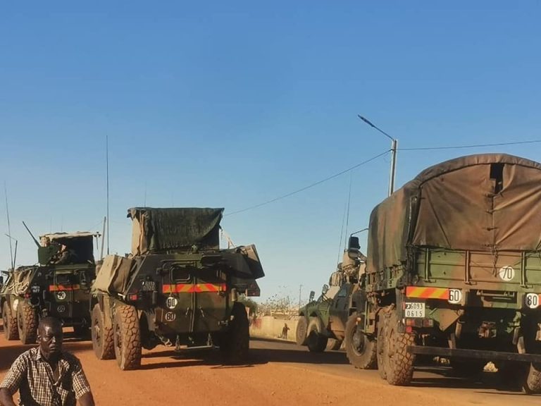 Burkina : Des manifestants bloquent un convoi de l’armée française dans plusieurs villes