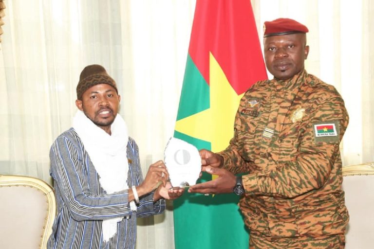 Prix Martin Ennals 2022 : Dr Daouda Diallo fait chevalier de l’Ordre de l’Etalon