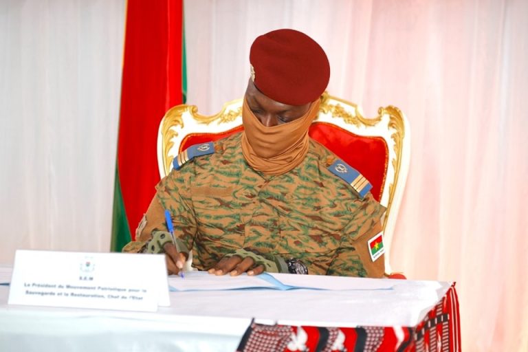 Clôture des assises nationales : le Capitaine Traoré désigné Président du Faso