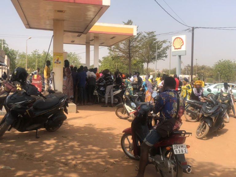 Pénurie de carburant à Ouaga : les vendeurs d’essence dans les bidons seront sanctionnés