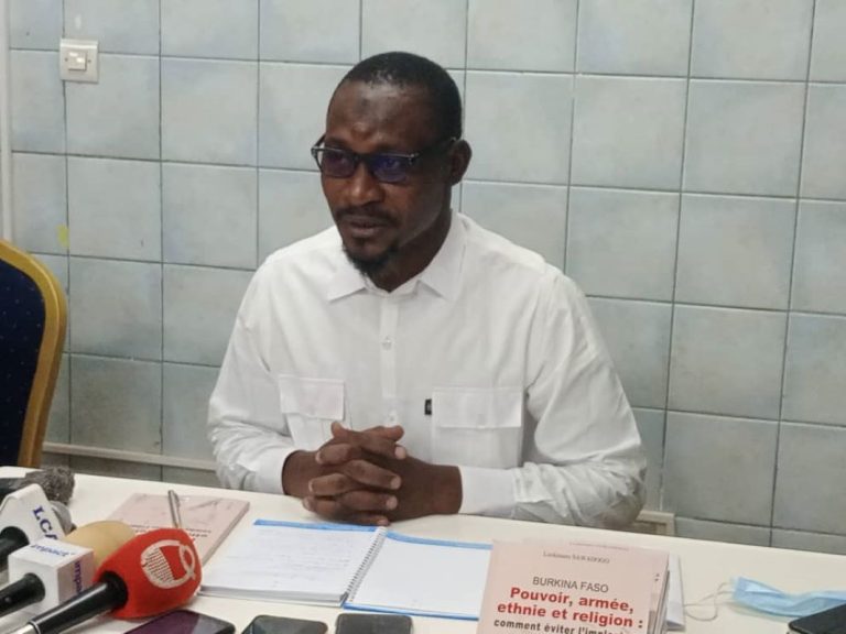 Lookman Sawadogo, journaliste-écrivain :  «  L&rsquo;armée doit remettre le pouvoir aux civils »
