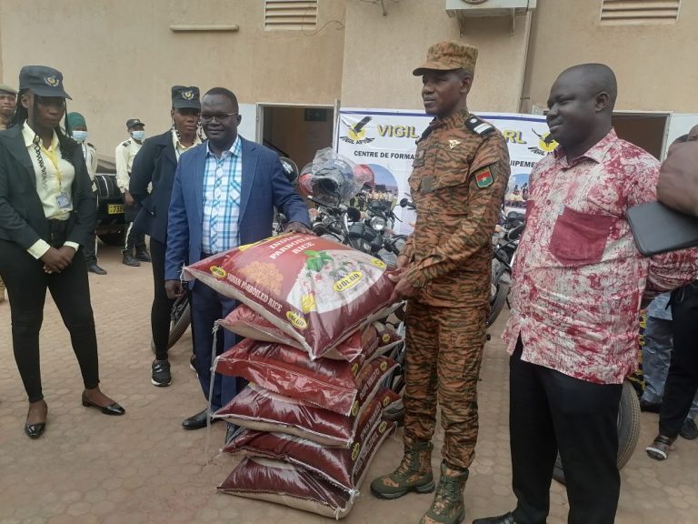 Lutte contre le terrorisme :  Vigil Afrik offre 10 motos et 10 tonnes de riz aux FDS et VDP