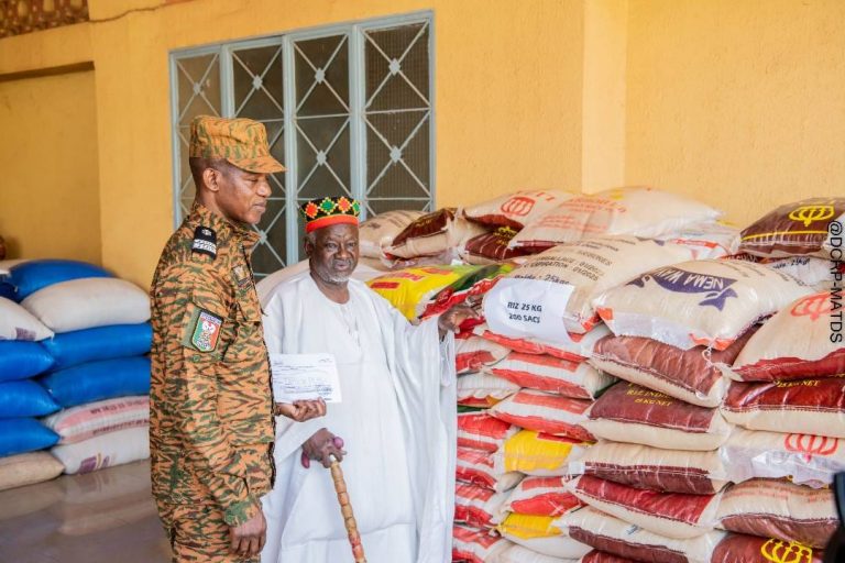 Contribution à l’effort de guerre : Sa Majesté le Moogho Naaba Baongo apporte 7 000 000 FCFA et des vivres