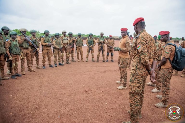 Opérationnalisation des forces combattantes : le Président de la Transition visite des unités combattantes en formation