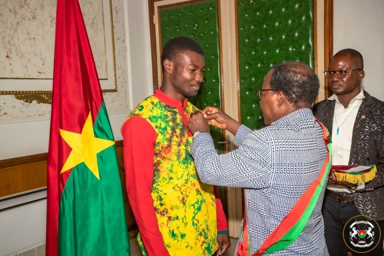 Athlétisme : Hugues Fabrice Zango élevé au rang d’Officier de l’Ordre de l’Étalon
