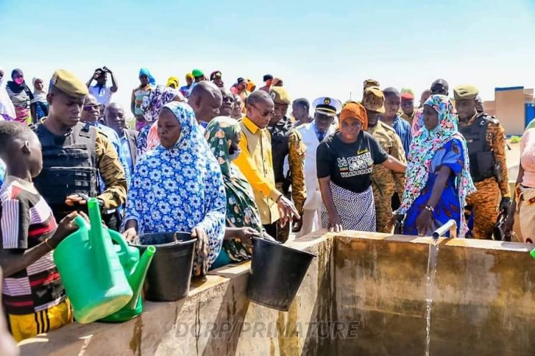 Ouahigouya : Le PM offre 5 millions FCFA aux femmes déplacées internes