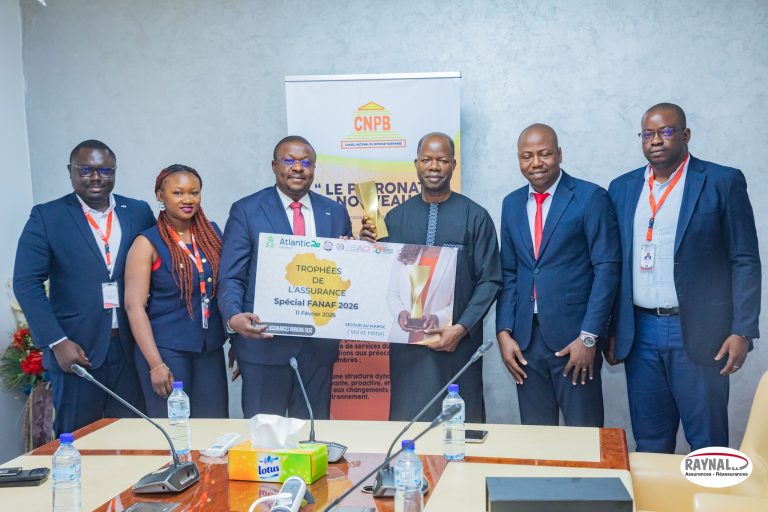 Prix « Innovation solution inclusive » : Raynal Assurances présente son trophée à Idrissa Nassa